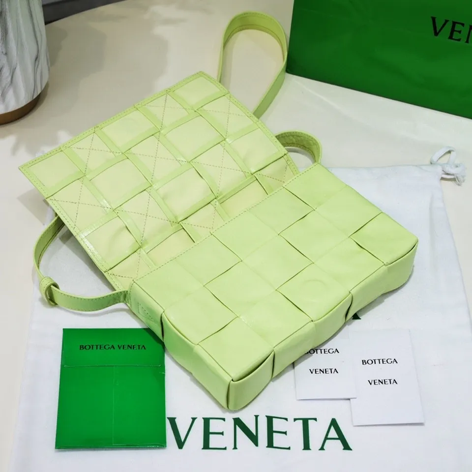 𝒃𝒐𝒕𝒕𝒆𝒈𝒂 𝒗𝒆𝒏𝒆𝒕𝒂-New style𝒄𝒂𝒔𝒔𝒆𝒕𝒕𝒆 The new cassette is really for both men and women 🉑️, the leather surface is changed from lamb to waxed calfskin, the gloss is 💯, the shoulder straps are matched with classic triangle elements, exquisite and fashionable, a street photography artifact (ps: super practical‼️) 🌈Only the highest-end in the market, welcome to compare Size: 23*15*5cm.     Model: 6687# oil wax leather